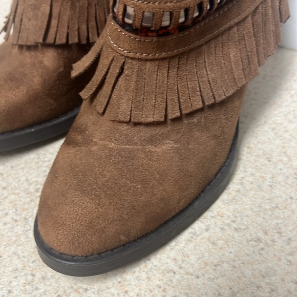 Mudd, Indian Style, Round Toe, Zip Up Back Ankle booties, Cognac, Size 7M - Picture 8 of 14